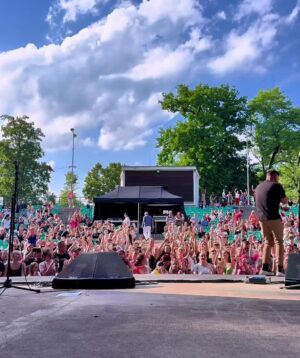Raego Instagram - Fantastická atmosféra v Karviné🫣 děkujeme moc! Děkuju🫶 zítra Barvám neutečeš v 12:30 a Votvírák 16:40, Doražte za mnou ❤️ #music #fyp #love #show #festival #track #singer