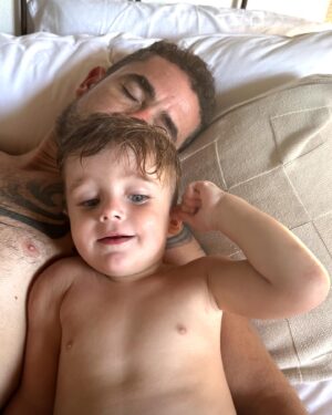 Rafa Brites Instagram - O que essas fotos tem em comum? Elas não foram posadas. Elas não tem glamour algum, eu as tirei em um banho de terça feira, numa tarde preguiçosa de domingo, ou uma brincadeira criativa que só o papai tem. Tenho muitas fotos lindas, de viagens inesquecíveis, dos aniversários… Mas pra mim a paternidade é isso aqui. É o que ninguém vê, o que ninguém posta ou celebra. Eu tirei tantas fotos assim longo desses 7 anos… guardo todas com muito carinho, pois elas são o registro de uma infância de amor e cuidado desse pai chorão, apaixonado e PRESENTE. Te amamos muito @andreolifelipe feliz seu melhor dia!