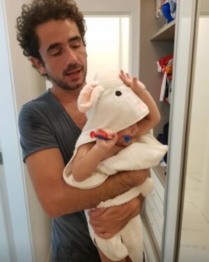 Rafa Brites Instagram - O que essas fotos tem em comum? Elas não foram posadas. Elas não tem glamour algum, eu as tirei em um banho de terça feira, numa tarde preguiçosa de domingo, ou uma brincadeira criativa que só o papai tem. Tenho muitas fotos lindas, de viagens inesquecíveis, dos aniversários… Mas pra mim a paternidade é isso aqui. É o que ninguém vê, o que ninguém posta ou celebra. Eu tirei tantas fotos assim longo desses 7 anos… guardo todas com muito carinho, pois elas são o registro de uma infância de amor e cuidado desse pai chorão, apaixonado e PRESENTE. Te amamos muito @andreolifelipe feliz seu melhor dia!