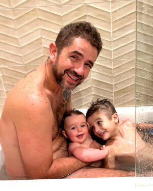 Rafa Brites Instagram - O que essas fotos tem em comum? Elas não foram posadas. Elas não tem glamour algum, eu as tirei em um banho de terça feira, numa tarde preguiçosa de domingo, ou uma brincadeira criativa que só o papai tem. Tenho muitas fotos lindas, de viagens inesquecíveis, dos aniversários… Mas pra mim a paternidade é isso aqui. É o que ninguém vê, o que ninguém posta ou celebra. Eu tirei tantas fotos assim longo desses 7 anos… guardo todas com muito carinho, pois elas são o registro de uma infância de amor e cuidado desse pai chorão, apaixonado e PRESENTE. Te amamos muito @andreolifelipe feliz seu melhor dia!