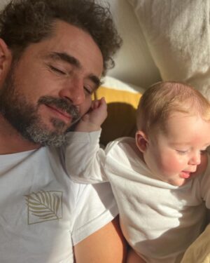 Rafa Brites Instagram - O que essas fotos tem em comum? Elas não foram posadas. Elas não tem glamour algum, eu as tirei em um banho de terça feira, numa tarde preguiçosa de domingo, ou uma brincadeira criativa que só o papai tem. Tenho muitas fotos lindas, de viagens inesquecíveis, dos aniversários… Mas pra mim a paternidade é isso aqui. É o que ninguém vê, o que ninguém posta ou celebra. Eu tirei tantas fotos assim longo desses 7 anos… guardo todas com muito carinho, pois elas são o registro de uma infância de amor e cuidado desse pai chorão, apaixonado e PRESENTE. Te amamos muito @andreolifelipe feliz seu melhor dia!