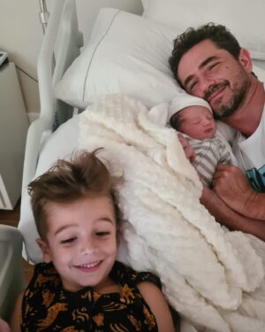 Rafa Brites Instagram - O que essas fotos tem em comum? Elas não foram posadas. Elas não tem glamour algum, eu as tirei em um banho de terça feira, numa tarde preguiçosa de domingo, ou uma brincadeira criativa que só o papai tem. Tenho muitas fotos lindas, de viagens inesquecíveis, dos aniversários… Mas pra mim a paternidade é isso aqui. É o que ninguém vê, o que ninguém posta ou celebra. Eu tirei tantas fotos assim longo desses 7 anos… guardo todas com muito carinho, pois elas são o registro de uma infância de amor e cuidado desse pai chorão, apaixonado e PRESENTE. Te amamos muito @andreolifelipe feliz seu melhor dia!