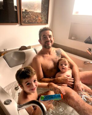 Rafa Brites Instagram - O que essas fotos tem em comum? Elas não foram posadas. Elas não tem glamour algum, eu as tirei em um banho de terça feira, numa tarde preguiçosa de domingo, ou uma brincadeira criativa que só o papai tem. Tenho muitas fotos lindas, de viagens inesquecíveis, dos aniversários… Mas pra mim a paternidade é isso aqui. É o que ninguém vê, o que ninguém posta ou celebra. Eu tirei tantas fotos assim longo desses 7 anos… guardo todas com muito carinho, pois elas são o registro de uma infância de amor e cuidado desse pai chorão, apaixonado e PRESENTE. Te amamos muito @andreolifelipe feliz seu melhor dia!