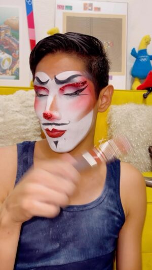 Rafael León Instagram - Un maquillaje Exprés !!! 🍫 recuerda que están disponibles en @liverpool_mexico y en la página de @republic_cosmetics 🍫🍫🍫🍫 ✨💛 YNIMODERRIMO #hersheys #LIVERPOOL #republiccosmetics #MAKEUP #DRAG #dragmakeuptutorial #