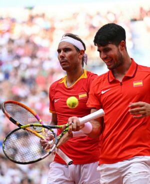 Rafael Nadal Instagram - Gracias @carlitosalcarazz por estos días que han sido fantásticos en muchos aspectos. Experiencia inolvidable contigo y todo el equipo. Y, ahora, lo más importante; vamos Carlos a por la medalla, ya estás mas cerca después de la victoria de hoy, la puedes conseguir. ¡Estamos todos contigo!

Un grand merci à Paris, a la France. Des JJOO magnifiques avec des souvenirs que resterons dans mon cœur 🇫🇷 @jeuxolympiques 

Thanks to all of you, all sports fans who made these games special with so much warmth and love. Even I didn’t have the result I was hoping for, you all made me feel great. 

Now it’s time to go back home, enjoy some holidays and think about what’s next. For those of you who will start holidays like me, enjoy! 

A todo el equipo español @coe_es @juegosolimpicos que sigue en París, toda la suerte del mundo. ¡Vamos a por las medallas! 🇪🇸🥇🥈🥉🇪🇸

#ElCorazónDeEspaña ❤️🇪🇸 #Paris2024 #Olympics