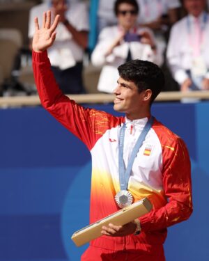 Rafael Nadal Instagram - Carlos, aunque sé que hoy es un día difícil valora una medalla que es muy importante para todo el país y verás, con el tiempo, que para ti también. 
Gracias por esta semana increíble y por una medalla que nos regalas al deporte español.
Un abrazo