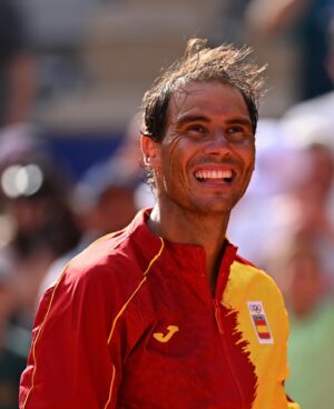 Rafael Nadal Instagram - Gracias @carlitosalcarazz por estos días que han sido fantásticos en muchos aspectos. Experiencia inolvidable contigo y todo el equipo. Y, ahora, lo más importante; vamos Carlos a por la medalla, ya estás mas cerca después de la victoria de hoy, la puedes conseguir. ¡Estamos todos contigo!

Un grand merci à Paris, a la France. Des JJOO magnifiques avec des souvenirs que resterons dans mon cœur 🇫🇷 @jeuxolympiques 

Thanks to all of you, all sports fans who made these games special with so much warmth and love. Even I didn’t have the result I was hoping for, you all made me feel great. 

Now it’s time to go back home, enjoy some holidays and think about what’s next. For those of you who will start holidays like me, enjoy! 

A todo el equipo español @coe_es @juegosolimpicos que sigue en París, toda la suerte del mundo. ¡Vamos a por las medallas! 🇪🇸🥇🥈🥉🇪🇸

#ElCorazónDeEspaña ❤️🇪🇸 #Paris2024 #Olympics