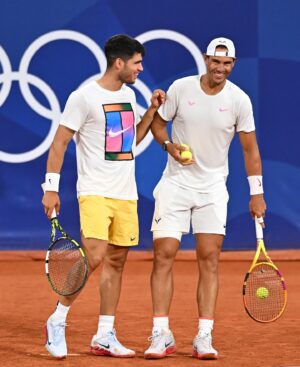 Rafael Nadal Instagram - Gracias @carlitosalcarazz por estos días que han sido fantásticos en muchos aspectos. Experiencia inolvidable contigo y todo el equipo. Y, ahora, lo más importante; vamos Carlos a por la medalla, ya estás mas cerca después de la victoria de hoy, la puedes conseguir. ¡Estamos todos contigo!

Un grand merci à Paris, a la France. Des JJOO magnifiques avec des souvenirs que resterons dans mon cœur 🇫🇷 @jeuxolympiques 

Thanks to all of you, all sports fans who made these games special with so much warmth and love. Even I didn’t have the result I was hoping for, you all made me feel great. 

Now it’s time to go back home, enjoy some holidays and think about what’s next. For those of you who will start holidays like me, enjoy! 

A todo el equipo español @coe_es @juegosolimpicos que sigue en París, toda la suerte del mundo. ¡Vamos a por las medallas! 🇪🇸🥇🥈🥉🇪🇸

#ElCorazónDeEspaña ❤️🇪🇸 #Paris2024 #Olympics