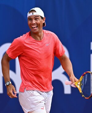 Rafael Nadal Instagram - Gracias @carlitosalcarazz por estos días que han sido fantásticos en muchos aspectos. Experiencia inolvidable contigo y todo el equipo. Y, ahora, lo más importante; vamos Carlos a por la medalla, ya estás mas cerca después de la victoria de hoy, la puedes conseguir. ¡Estamos todos contigo!

Un grand merci à Paris, a la France. Des JJOO magnifiques avec des souvenirs que resterons dans mon cœur 🇫🇷 @jeuxolympiques 

Thanks to all of you, all sports fans who made these games special with so much warmth and love. Even I didn’t have the result I was hoping for, you all made me feel great. 

Now it’s time to go back home, enjoy some holidays and think about what’s next. For those of you who will start holidays like me, enjoy! 

A todo el equipo español @coe_es @juegosolimpicos que sigue en París, toda la suerte del mundo. ¡Vamos a por las medallas! 🇪🇸🥇🥈🥉🇪🇸

#ElCorazónDeEspaña ❤️🇪🇸 #Paris2024 #Olympics