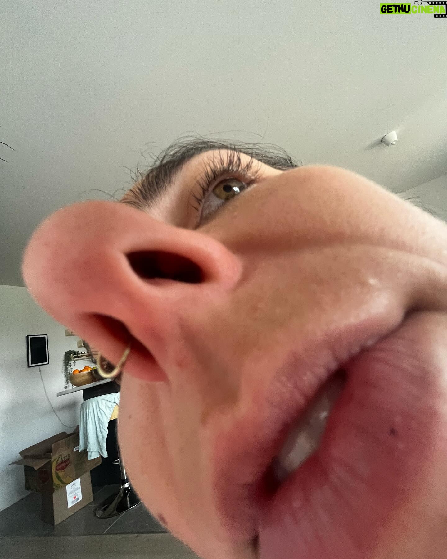 Rafaëlle Roy - 5.8K Likes - Le seul "screen time" auquel mes enfants ont droit c'est un carrousel de photos laides de leur mère casté sur la télé.
Joke.
Mais n'oublions pas que ça aussi, ça existe.
Bisous bisous bisous ❤️
Et surtout, bonne journée internationale des droits de TOUTES les femmes. We ALL matter.
Ok bye!!!!!!!
