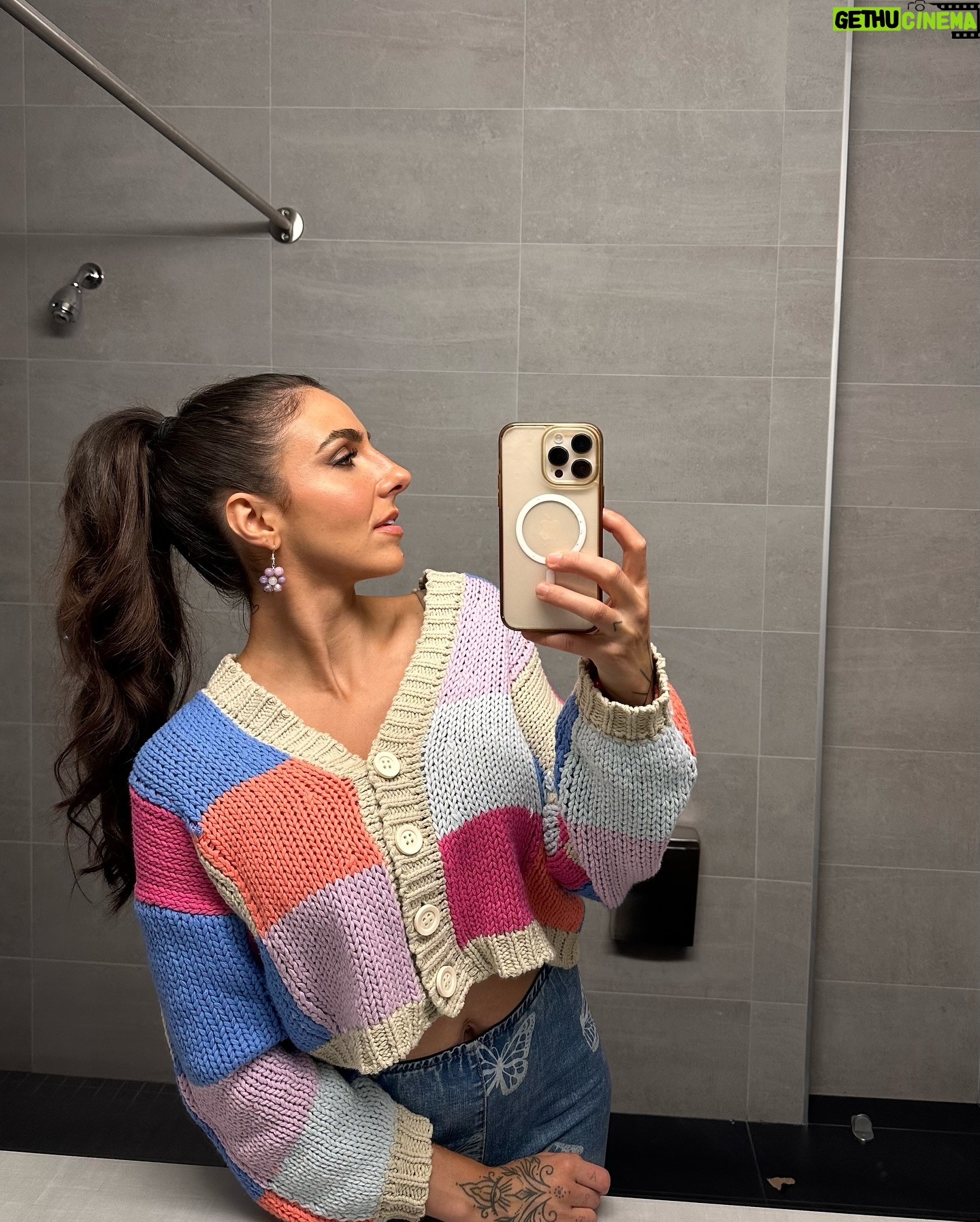 Rafaëlle Roy - 6.6K Likes - Late night recap des derniers jours qui ont été CRAZY!!!!!!!(!!!)
En ordre:
• Chanter du Céline à @bonsoirbonsoirrc (mes boucles d'oreille en fleur sont de @alamain_mtl, je me le suis fait demander 50000 x!!! 😋🌼)
• Faire un show sur 2h de sommeil & no nap time ☹️ BUT WE HAD A BLAST @traviscmusic 🤝🏼
• Performer live à Clermont avec la gang de @jonastomalty & friends (à refaire for sure!)
• Soundchecker au Soleil ☀️
• La Baie, merci pour l'accueil chaleureux!!!!! 🙏🏼
• Assurer la première partie de @2freres_officiel à @villedelavalqc — quel privilège de chanter avant ces humains d'exception ✨ (et j'ai essayé de subtilement dérouler le fil du micro entre 2 phrases... po facile hihi)
• Terminer la pre-prod de mon show full band pour notre première fois ever à Sherbrooke mardi prochain le 16! Who's there? 😌
Merci à toutes celles et tous ceux qui ont fait partie de ces souvenirs. Forever reconnaissante 🌻
Aux prochains shows! ❤️