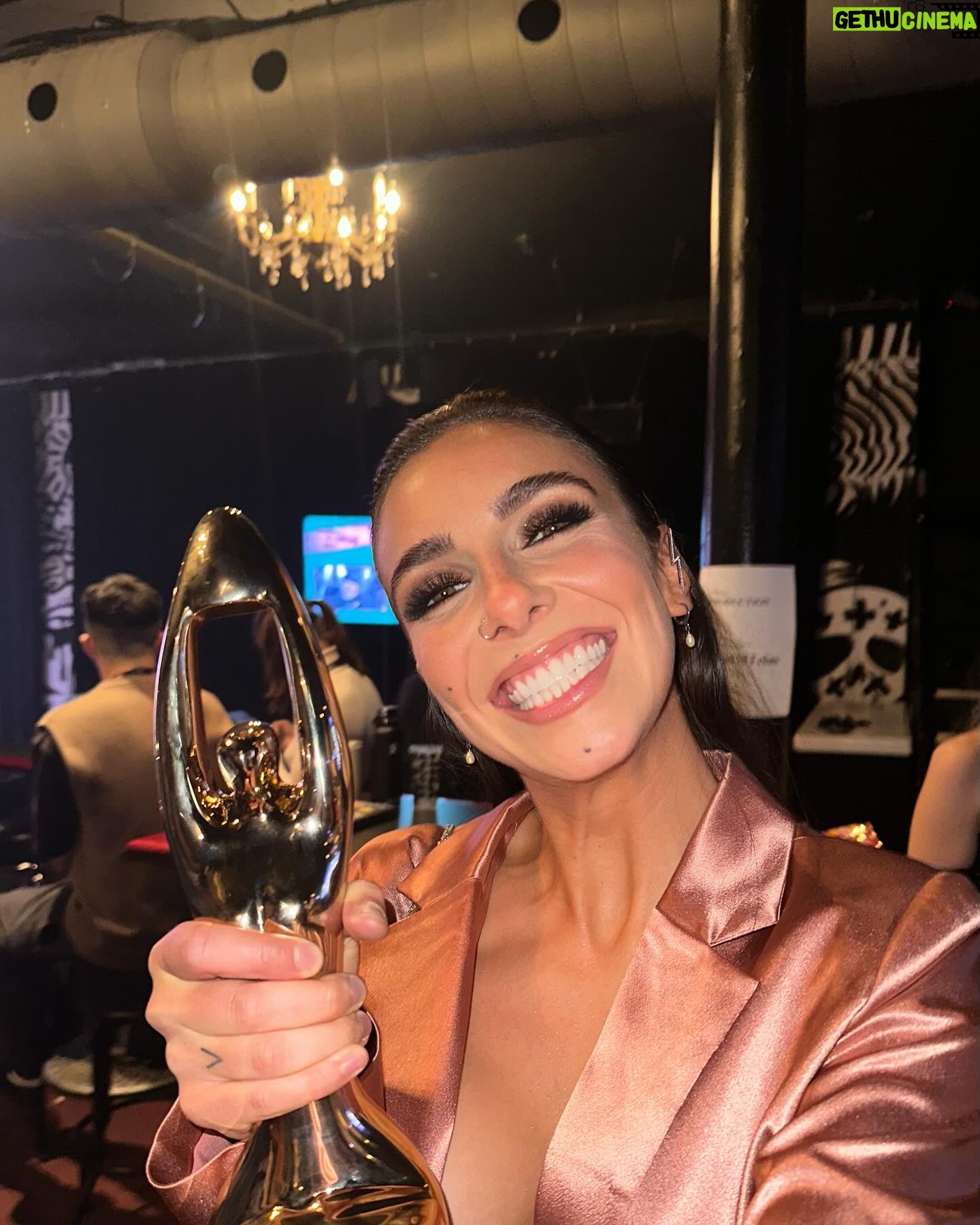 Rafaëlle Roy - 11.2K Likes - Ce moment que je n'ai pas documenté mais qui a marqué ma vie: gagner un Félix à l'ADISQ pour meilleur show anglo de l'année avec @jonathanroy 🪐☄️ J'étais bien excitée et fière — c'est peu dire 🥲🗣️💥🦅
Avec ces humains qui comptent parmi la famille que je choisis ❤️ (sorry pour la photo cropped, il manque @erik.grc3 & @melpacifico 🥹✨)
Ce n'est que le début de l'aventure pour cette gang-là. Tournée aux US, tournée en Europe, nouvelles chansons... we've got it all for you. Si t'es pas encore venu.e à un de nos spectacles, you HAVE to. C'est vraiment une expérience, un voyage. Welcome to Life Distorsions.
Bisous, see you soon ❤️