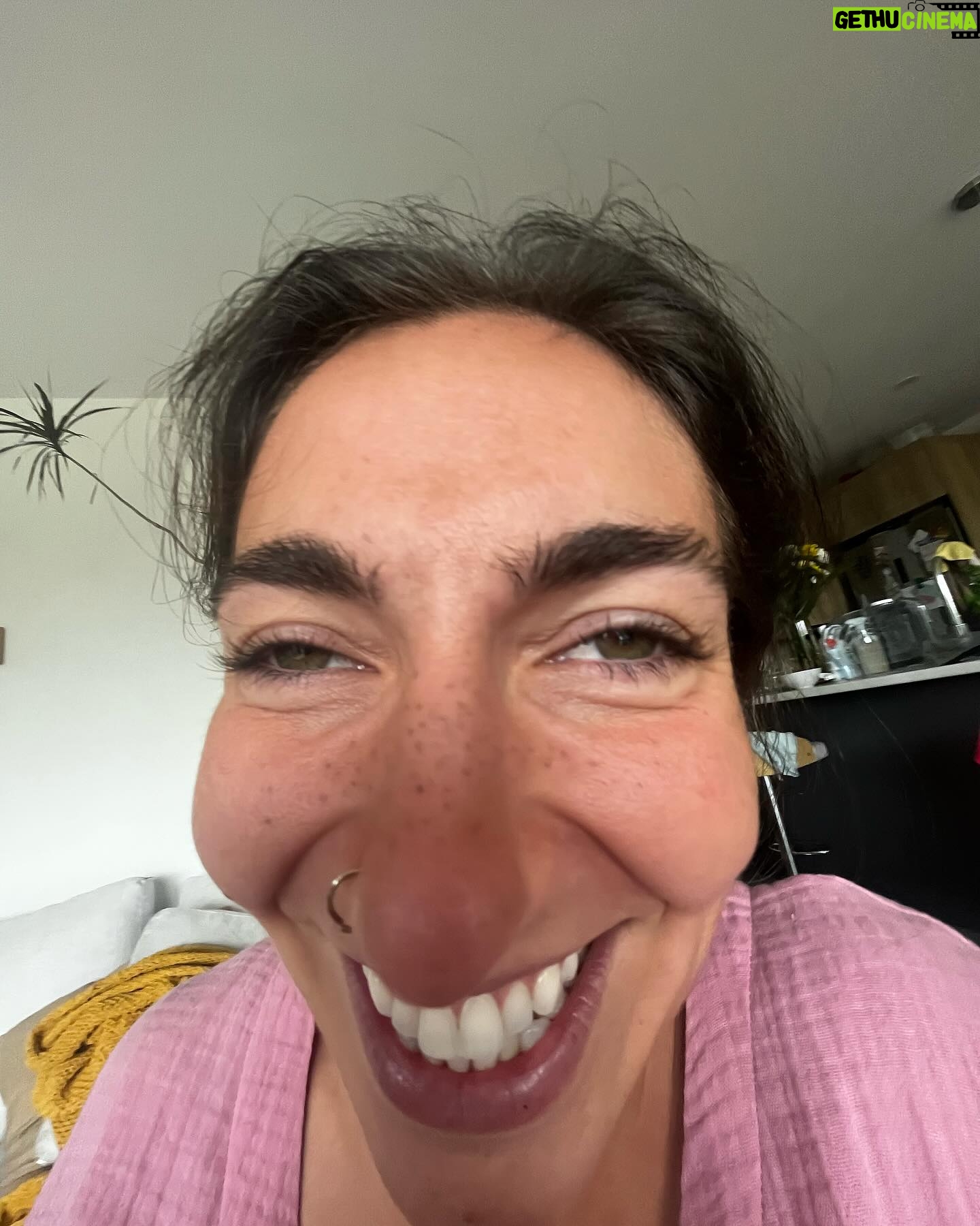 Rafaëlle Roy - 5.8K Likes - Le seul "screen time" auquel mes enfants ont droit c'est un carrousel de photos laides de leur mère casté sur la télé.
Joke.
Mais n'oublions pas que ça aussi, ça existe.
Bisous bisous bisous ❤️
Et surtout, bonne journée internationale des droits de TOUTES les femmes. We ALL matter.
Ok bye!!!!!!!