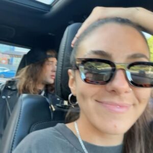 Rafaëlle Roy Instagram - Late night recap des derniers jours qui ont été CRAZY!!!!!!!(!!!)

En ordre:
• Chanter du Céline à @bonsoirbonsoirrc (mes boucles d'oreille en fleur sont de @alamain_mtl, je me le suis fait demander 50000 x!!! 😋🌼)
• Faire un show sur 2h de sommeil & no nap time ☹️ BUT WE HAD A BLAST @traviscmusic 🤝🏼
• Performer live à Clermont avec la gang de @jonastomalty & friends (à refaire for sure!)
• Soundchecker au Soleil ☀️
• La Baie, merci pour l'accueil chaleureux!!!!! 🙏🏼
• Assurer la première partie de @2freres_officiel à @villedelavalqc — quel privilège de chanter avant ces humains d'exception ✨ (et j'ai essayé de subtilement dérouler le fil du micro entre 2 phrases... po facile hihi)
• Terminer la pre-prod de mon show full band pour notre première fois ever à Sherbrooke mardi prochain le 16! Who's there? 😌

Merci à toutes celles et tous ceux qui ont fait partie de ces souvenirs. Forever reconnaissante 🌻 

Aux prochains shows! ❤️