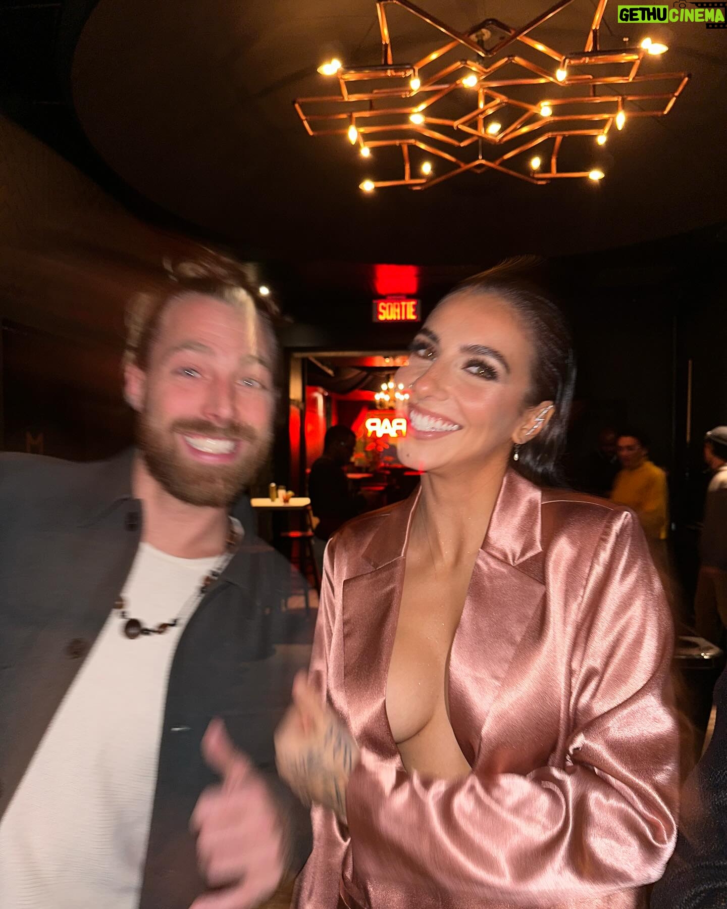 Rafaëlle Roy - 11.2K Likes - Ce moment que je n'ai pas documenté mais qui a marqué ma vie: gagner un Félix à l'ADISQ pour meilleur show anglo de l'année avec @jonathanroy 🪐☄️ J'étais bien excitée et fière — c'est peu dire 🥲🗣️💥🦅
Avec ces humains qui comptent parmi la famille que je choisis ❤️ (sorry pour la photo cropped, il manque @erik.grc3 & @melpacifico 🥹✨)
Ce n'est que le début de l'aventure pour cette gang-là. Tournée aux US, tournée en Europe, nouvelles chansons... we've got it all for you. Si t'es pas encore venu.e à un de nos spectacles, you HAVE to. C'est vraiment une expérience, un voyage. Welcome to Life Distorsions.
Bisous, see you soon ❤️