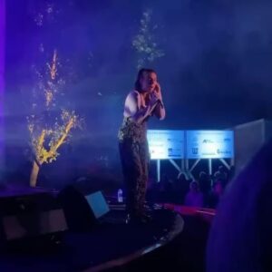 Rafaëlle Roy Instagram - Late night recap des derniers jours qui ont été CRAZY!!!!!!!(!!!)

En ordre:
• Chanter du Céline à @bonsoirbonsoirrc (mes boucles d'oreille en fleur sont de @alamain_mtl, je me le suis fait demander 50000 x!!! 😋🌼)
• Faire un show sur 2h de sommeil & no nap time ☹️ BUT WE HAD A BLAST @traviscmusic 🤝🏼
• Performer live à Clermont avec la gang de @jonastomalty & friends (à refaire for sure!)
• Soundchecker au Soleil ☀️
• La Baie, merci pour l'accueil chaleureux!!!!! 🙏🏼
• Assurer la première partie de @2freres_officiel à @villedelavalqc — quel privilège de chanter avant ces humains d'exception ✨ (et j'ai essayé de subtilement dérouler le fil du micro entre 2 phrases... po facile hihi)
• Terminer la pre-prod de mon show full band pour notre première fois ever à Sherbrooke mardi prochain le 16! Who's there? 😌

Merci à toutes celles et tous ceux qui ont fait partie de ces souvenirs. Forever reconnaissante 🌻 

Aux prochains shows! ❤️