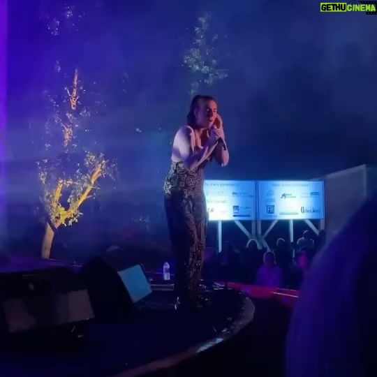 Rafaëlle Roy - 6.6K Likes - Late night recap des derniers jours qui ont été CRAZY!!!!!!!(!!!)
En ordre:
• Chanter du Céline à @bonsoirbonsoirrc (mes boucles d'oreille en fleur sont de @alamain_mtl, je me le suis fait demander 50000 x!!! 😋🌼)
• Faire un show sur 2h de sommeil & no nap time ☹️ BUT WE HAD A BLAST @traviscmusic 🤝🏼
• Performer live à Clermont avec la gang de @jonastomalty & friends (à refaire for sure!)
• Soundchecker au Soleil ☀️
• La Baie, merci pour l'accueil chaleureux!!!!! 🙏🏼
• Assurer la première partie de @2freres_officiel à @villedelavalqc — quel privilège de chanter avant ces humains d'exception ✨ (et j'ai essayé de subtilement dérouler le fil du micro entre 2 phrases... po facile hihi)
• Terminer la pre-prod de mon show full band pour notre première fois ever à Sherbrooke mardi prochain le 16! Who's there? 😌
Merci à toutes celles et tous ceux qui ont fait partie de ces souvenirs. Forever reconnaissante 🌻
Aux prochains shows! ❤️