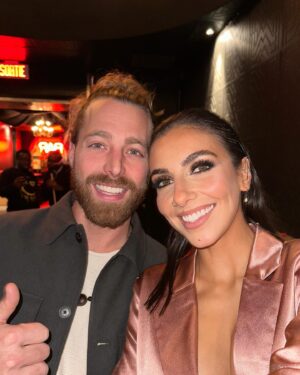 Rafaëlle Roy Instagram - Ce moment que je n'ai pas documenté mais qui a marqué ma vie: gagner un Félix à l'ADISQ pour meilleur show anglo de l'année avec @jonathanroy 🪐☄️ J'étais bien excitée et fière — c'est peu dire 🥲🗣️💥🦅 

Avec ces humains qui comptent parmi la famille que je choisis ❤️ (sorry pour la photo cropped, il manque @erik.grc3 & @melpacifico 🥹✨)

Ce n'est que le début de l'aventure pour cette gang-là. Tournée aux US, tournée en Europe, nouvelles chansons... we've got it all for you. Si t'es pas encore venu.e à un de nos spectacles, you HAVE to. C'est vraiment une expérience, un voyage. Welcome to Life Distorsions. 

Bisous, see you soon ❤️