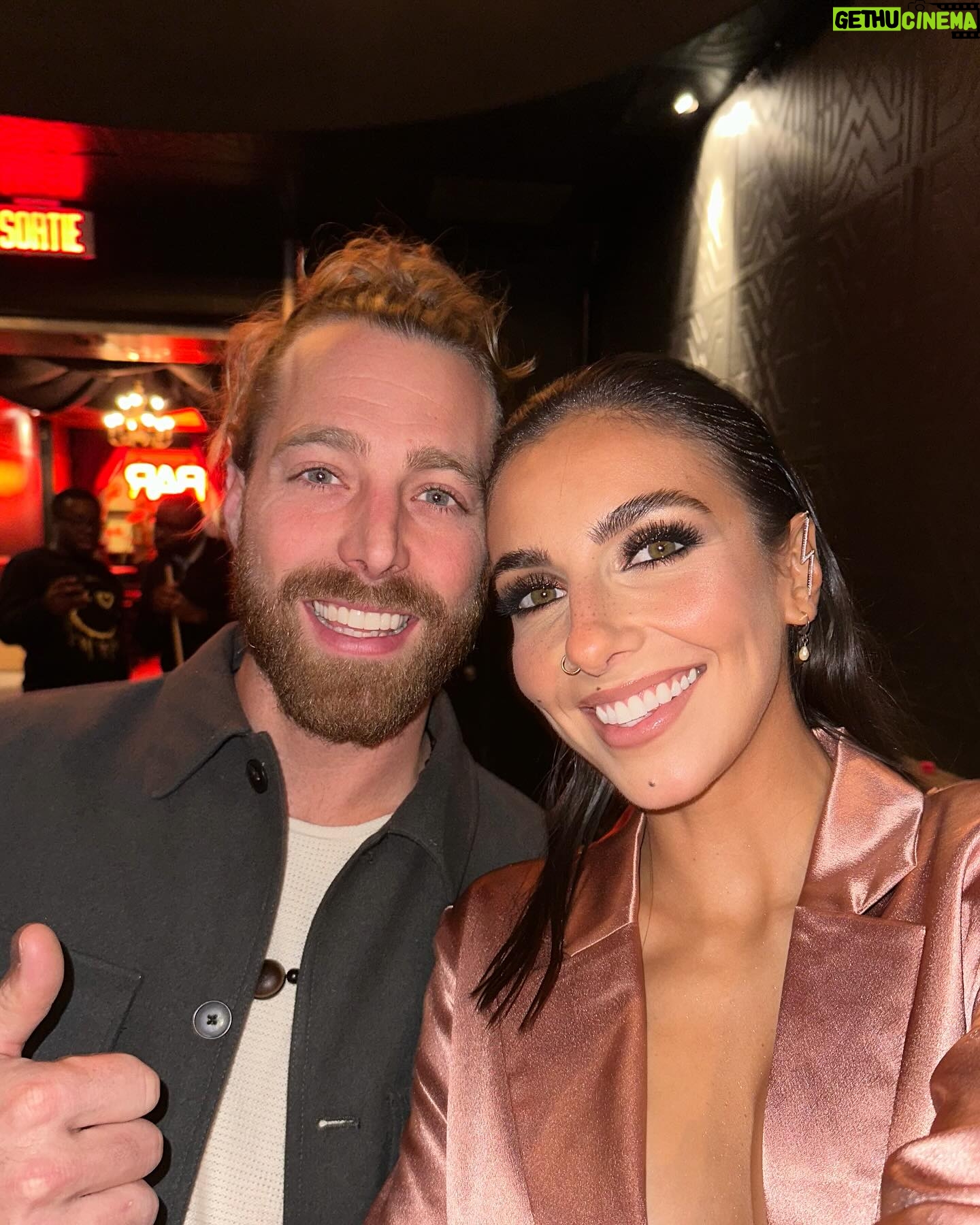 Rafaëlle Roy - 11.2K Likes - Ce moment que je n'ai pas documenté mais qui a marqué ma vie: gagner un Félix à l'ADISQ pour meilleur show anglo de l'année avec @jonathanroy 🪐☄️ J'étais bien excitée et fière — c'est peu dire 🥲🗣️💥🦅
Avec ces humains qui comptent parmi la famille que je choisis ❤️ (sorry pour la photo cropped, il manque @erik.grc3 & @melpacifico 🥹✨)
Ce n'est que le début de l'aventure pour cette gang-là. Tournée aux US, tournée en Europe, nouvelles chansons... we've got it all for you. Si t'es pas encore venu.e à un de nos spectacles, you HAVE to. C'est vraiment une expérience, un voyage. Welcome to Life Distorsions.
Bisous, see you soon ❤️