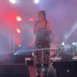 Rafaëlle Roy Instagram - Late night recap des derniers jours qui ont été CRAZY!!!!!!!(!!!)

En ordre:
• Chanter du Céline à @bonsoirbonsoirrc (mes boucles d'oreille en fleur sont de @alamain_mtl, je me le suis fait demander 50000 x!!! 😋🌼)
• Faire un show sur 2h de sommeil & no nap time ☹️ BUT WE HAD A BLAST @traviscmusic 🤝🏼
• Performer live à Clermont avec la gang de @jonastomalty & friends (à refaire for sure!)
• Soundchecker au Soleil ☀️
• La Baie, merci pour l'accueil chaleureux!!!!! 🙏🏼
• Assurer la première partie de @2freres_officiel à @villedelavalqc — quel privilège de chanter avant ces humains d'exception ✨ (et j'ai essayé de subtilement dérouler le fil du micro entre 2 phrases... po facile hihi)
• Terminer la pre-prod de mon show full band pour notre première fois ever à Sherbrooke mardi prochain le 16! Who's there? 😌

Merci à toutes celles et tous ceux qui ont fait partie de ces souvenirs. Forever reconnaissante 🌻 

Aux prochains shows! ❤️