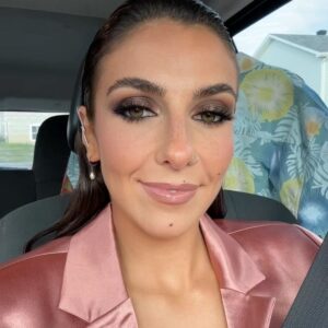 Rafaëlle Roy Instagram - Ce moment que je n'ai pas documenté mais qui a marqué ma vie: gagner un Félix à l'ADISQ pour meilleur show anglo de l'année avec @jonathanroy 🪐☄️ J'étais bien excitée et fière — c'est peu dire 🥲🗣️💥🦅 

Avec ces humains qui comptent parmi la famille que je choisis ❤️ (sorry pour la photo cropped, il manque @erik.grc3 & @melpacifico 🥹✨)

Ce n'est que le début de l'aventure pour cette gang-là. Tournée aux US, tournée en Europe, nouvelles chansons... we've got it all for you. Si t'es pas encore venu.e à un de nos spectacles, you HAVE to. C'est vraiment une expérience, un voyage. Welcome to Life Distorsions. 

Bisous, see you soon ❤️