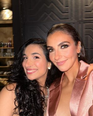 Rafaëlle Roy Instagram - Ce moment que je n'ai pas documenté mais qui a marqué ma vie: gagner un Félix à l'ADISQ pour meilleur show anglo de l'année avec @jonathanroy 🪐☄️ J'étais bien excitée et fière — c'est peu dire 🥲🗣️💥🦅 

Avec ces humains qui comptent parmi la famille que je choisis ❤️ (sorry pour la photo cropped, il manque @erik.grc3 & @melpacifico 🥹✨)

Ce n'est que le début de l'aventure pour cette gang-là. Tournée aux US, tournée en Europe, nouvelles chansons... we've got it all for you. Si t'es pas encore venu.e à un de nos spectacles, you HAVE to. C'est vraiment une expérience, un voyage. Welcome to Life Distorsions. 

Bisous, see you soon ❤️