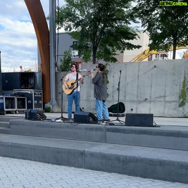 Rafaëlle Roy - 6.6K Likes - Late night recap des derniers jours qui ont été CRAZY!!!!!!!(!!!)
En ordre:
• Chanter du Céline à @bonsoirbonsoirrc (mes boucles d'oreille en fleur sont de @alamain_mtl, je me le suis fait demander 50000 x!!! 😋🌼)
• Faire un show sur 2h de sommeil & no nap time ☹️ BUT WE HAD A BLAST @traviscmusic 🤝🏼
• Performer live à Clermont avec la gang de @jonastomalty & friends (à refaire for sure!)
• Soundchecker au Soleil ☀️
• La Baie, merci pour l'accueil chaleureux!!!!! 🙏🏼
• Assurer la première partie de @2freres_officiel à @villedelavalqc — quel privilège de chanter avant ces humains d'exception ✨ (et j'ai essayé de subtilement dérouler le fil du micro entre 2 phrases... po facile hihi)
• Terminer la pre-prod de mon show full band pour notre première fois ever à Sherbrooke mardi prochain le 16! Who's there? 😌
Merci à toutes celles et tous ceux qui ont fait partie de ces souvenirs. Forever reconnaissante 🌻
Aux prochains shows! ❤️