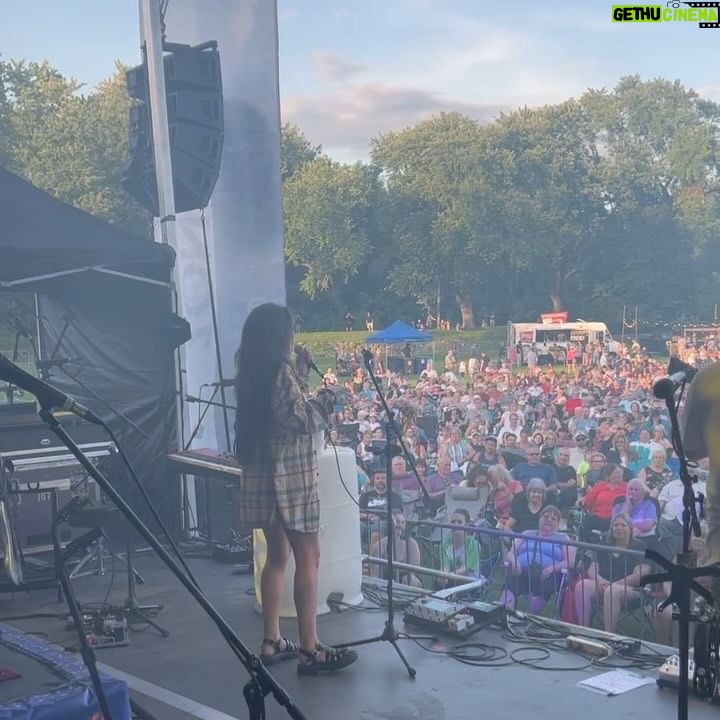 Rafaëlle Roy - 6.6K Likes - Late night recap des derniers jours qui ont été CRAZY!!!!!!!(!!!)
En ordre:
• Chanter du Céline à @bonsoirbonsoirrc (mes boucles d'oreille en fleur sont de @alamain_mtl, je me le suis fait demander 50000 x!!! 😋🌼)
• Faire un show sur 2h de sommeil & no nap time ☹️ BUT WE HAD A BLAST @traviscmusic 🤝🏼
• Performer live à Clermont avec la gang de @jonastomalty & friends (à refaire for sure!)
• Soundchecker au Soleil ☀️
• La Baie, merci pour l'accueil chaleureux!!!!! 🙏🏼
• Assurer la première partie de @2freres_officiel à @villedelavalqc — quel privilège de chanter avant ces humains d'exception ✨ (et j'ai essayé de subtilement dérouler le fil du micro entre 2 phrases... po facile hihi)
• Terminer la pre-prod de mon show full band pour notre première fois ever à Sherbrooke mardi prochain le 16! Who's there? 😌
Merci à toutes celles et tous ceux qui ont fait partie de ces souvenirs. Forever reconnaissante 🌻
Aux prochains shows! ❤️