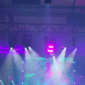 Rafaëlle Roy Instagram - Ce moment que je n'ai pas documenté mais qui a marqué ma vie: gagner un Félix à l'ADISQ pour meilleur show anglo de l'année avec @jonathanroy 🪐☄️ J'étais bien excitée et fière — c'est peu dire 🥲🗣️💥🦅 

Avec ces humains qui comptent parmi la famille que je choisis ❤️ (sorry pour la photo cropped, il manque @erik.grc3 & @melpacifico 🥹✨)

Ce n'est que le début de l'aventure pour cette gang-là. Tournée aux US, tournée en Europe, nouvelles chansons... we've got it all for you. Si t'es pas encore venu.e à un de nos spectacles, you HAVE to. C'est vraiment une expérience, un voyage. Welcome to Life Distorsions. 

Bisous, see you soon ❤️