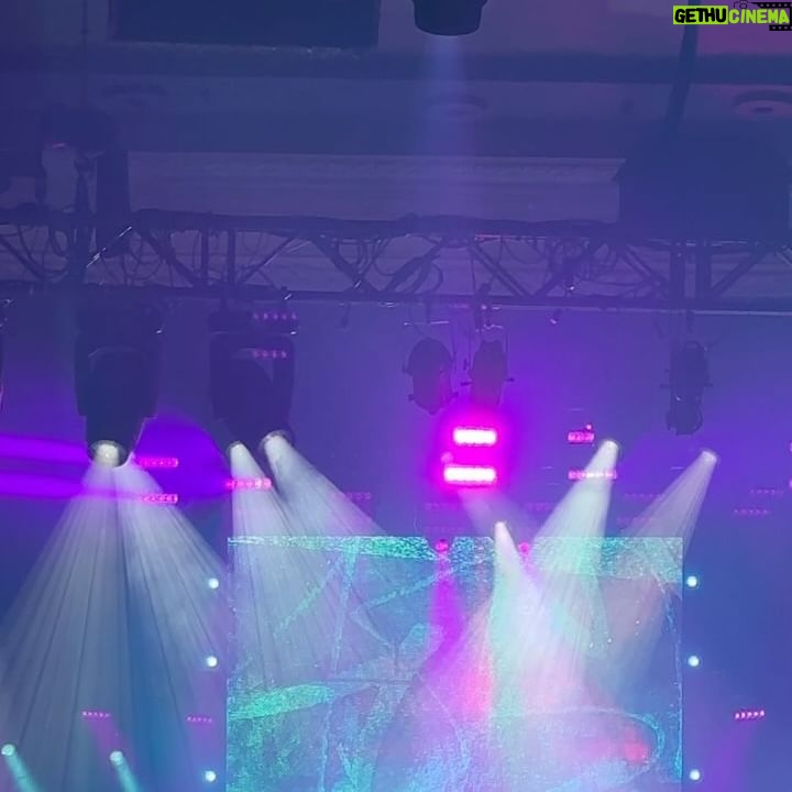 Rafaëlle Roy - 11.2K Likes - Ce moment que je n'ai pas documenté mais qui a marqué ma vie: gagner un Félix à l'ADISQ pour meilleur show anglo de l'année avec @jonathanroy 🪐☄️ J'étais bien excitée et fière — c'est peu dire 🥲🗣️💥🦅
Avec ces humains qui comptent parmi la famille que je choisis ❤️ (sorry pour la photo cropped, il manque @erik.grc3 & @melpacifico 🥹✨)
Ce n'est que le début de l'aventure pour cette gang-là. Tournée aux US, tournée en Europe, nouvelles chansons... we've got it all for you. Si t'es pas encore venu.e à un de nos spectacles, you HAVE to. C'est vraiment une expérience, un voyage. Welcome to Life Distorsions.
Bisous, see you soon ❤️