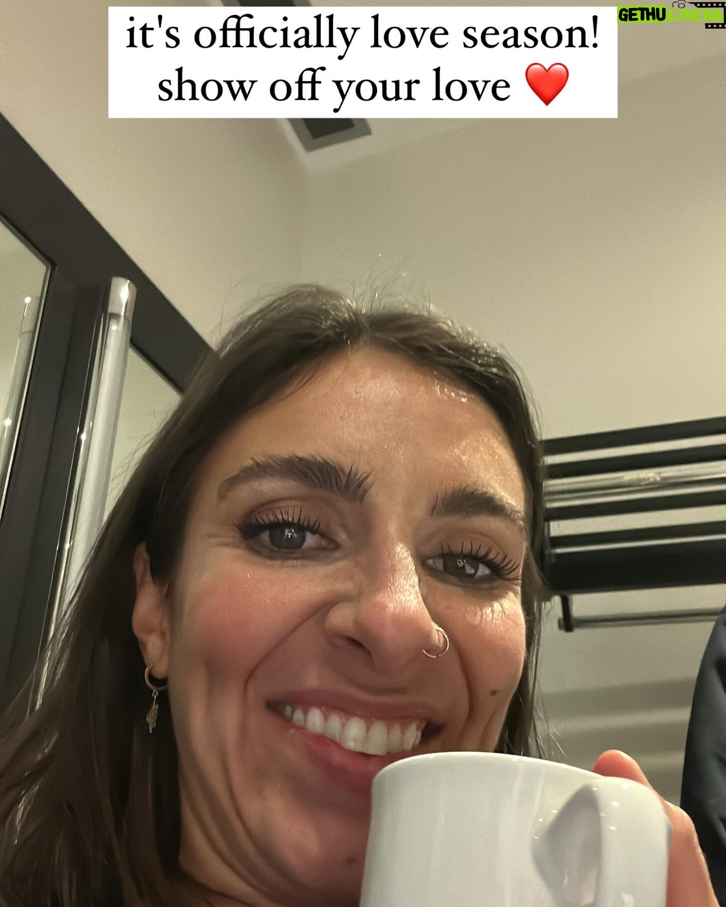 Rafaëlle Roy - 5.8K Likes - Le seul "screen time" auquel mes enfants ont droit c'est un carrousel de photos laides de leur mère casté sur la télé.
Joke.
Mais n'oublions pas que ça aussi, ça existe.
Bisous bisous bisous ❤️
Et surtout, bonne journée internationale des droits de TOUTES les femmes. We ALL matter.
Ok bye!!!!!!!