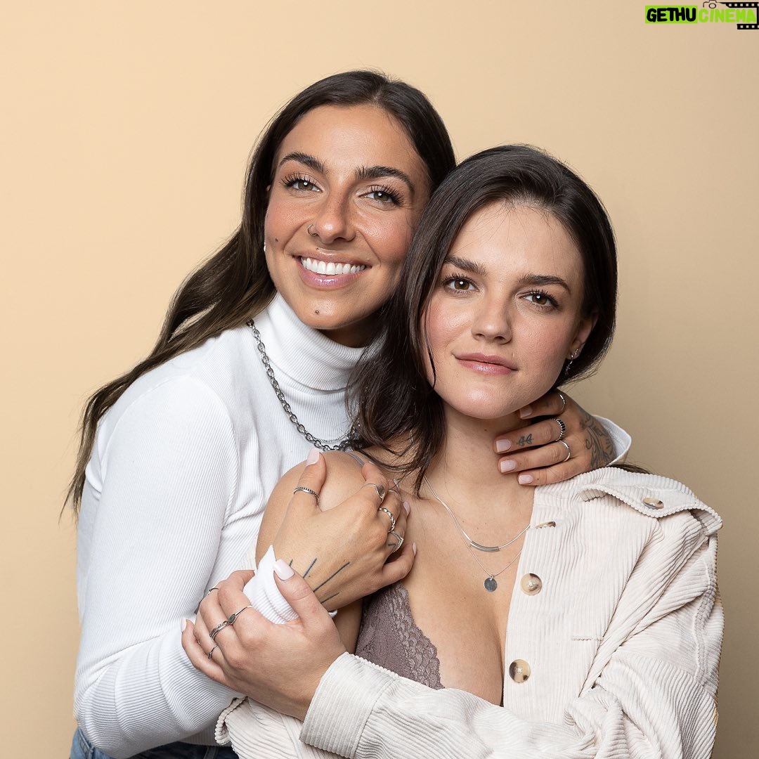 Rafaëlle Roy - 5.8K Likes - Bonne fête @rafaelleroy 🤍
Ce serait fun que notre prochain photoshoot ne donne pas l’impression qu’on est plus que deux amies 😅
Je t’aime et on se voit bientôt pour fêter ❤️🔥
———————————————
Votre photo préférée guys? Photo 1, 2 ou 3?
xxo
(Les bijoux de @neufvingtcinq)