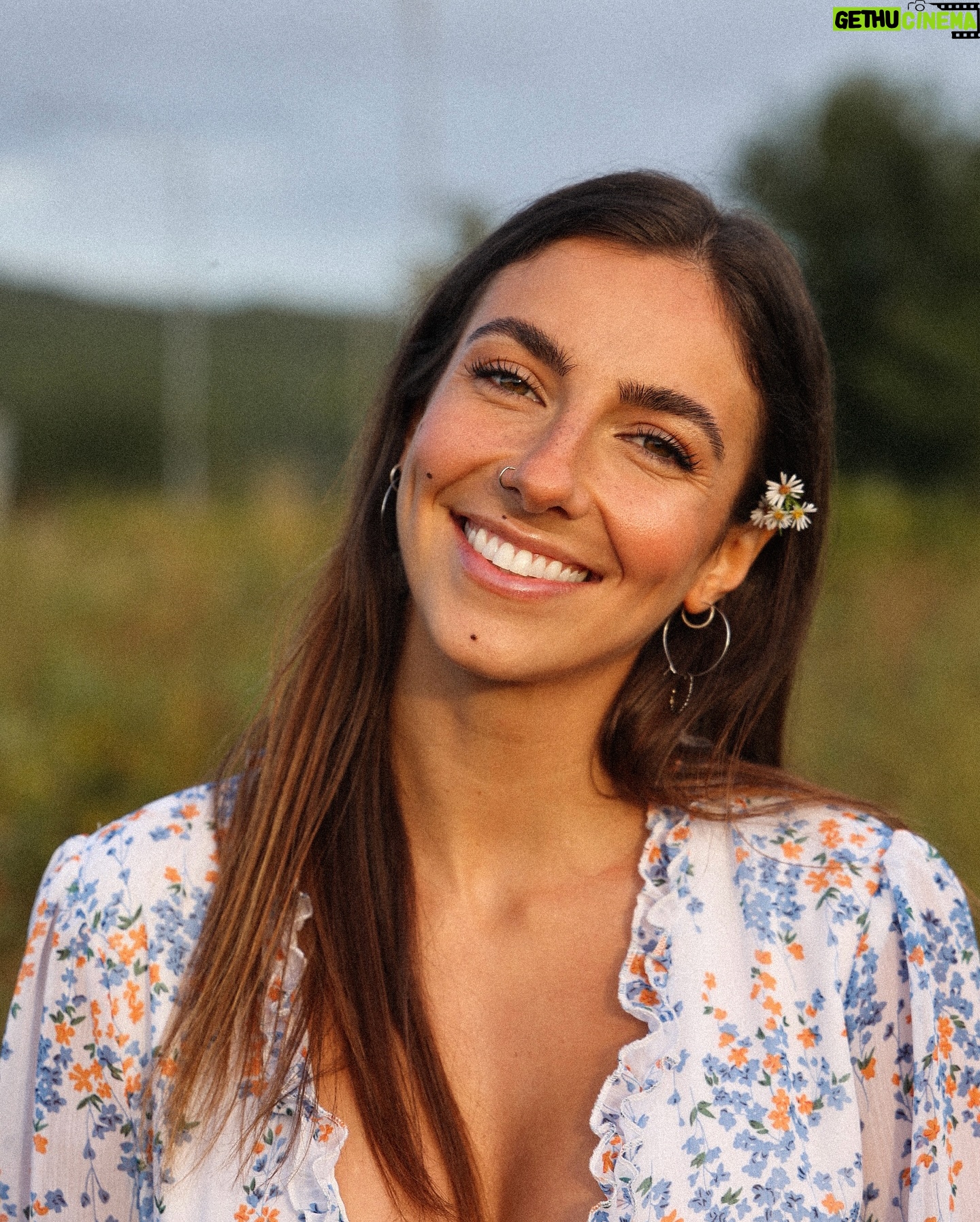 Rafaëlle Roy - 6.4K Likes - ✨SHOWTIME✨
Je fêterai la Saint-Jean avec vous cette année pour deux spectacles consécutifs ce 23 et 24 juin!
23: Joliette, 20h, @jonastomalty & friends (avec @yvanpedneaultofficiel) 🤝🏼💙
24: Cowansville, 20h30, avec @alexemusique comme invitée et mon band maison @jay_pst, @rcprapha & @vince_dessureault! 🎹🥁
On s'y voit? 🤩
📷: @fusomusic 🫶🏼
Allez-vous fêter la Saint-Jean cette année? ⚜️