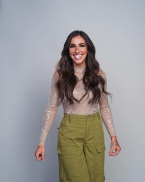 Rafaëlle Roy Instagram - Je n'ai toujours pas les mots pour vous exprimer ma gratitude. THIS IS CRAZY!!!!!!!! 

Attention, je vais vous bombarder de contenu Zénith pour les prochaines semaines pis je m'excuse MÊME PO 😤😌

Love you SO. 

Merci @rousseaufoto pour les merveilleux clichés ✨

Top et pantalons: Simons
Cheveux: @cdextensions pour la longueur et l'épaisseur & @marcuuus à la mise en plis 
Maquillage: moi-même, avec QUE des produits véganes et non testés sur les animaux! 🐰🌱
Souliers: recyclés d'une de mes perfos à La Voix en 2019 hihi
Boucles d'oreille: prêtées par la pétillante @ju_ringuette 💛

Any other question? 😊