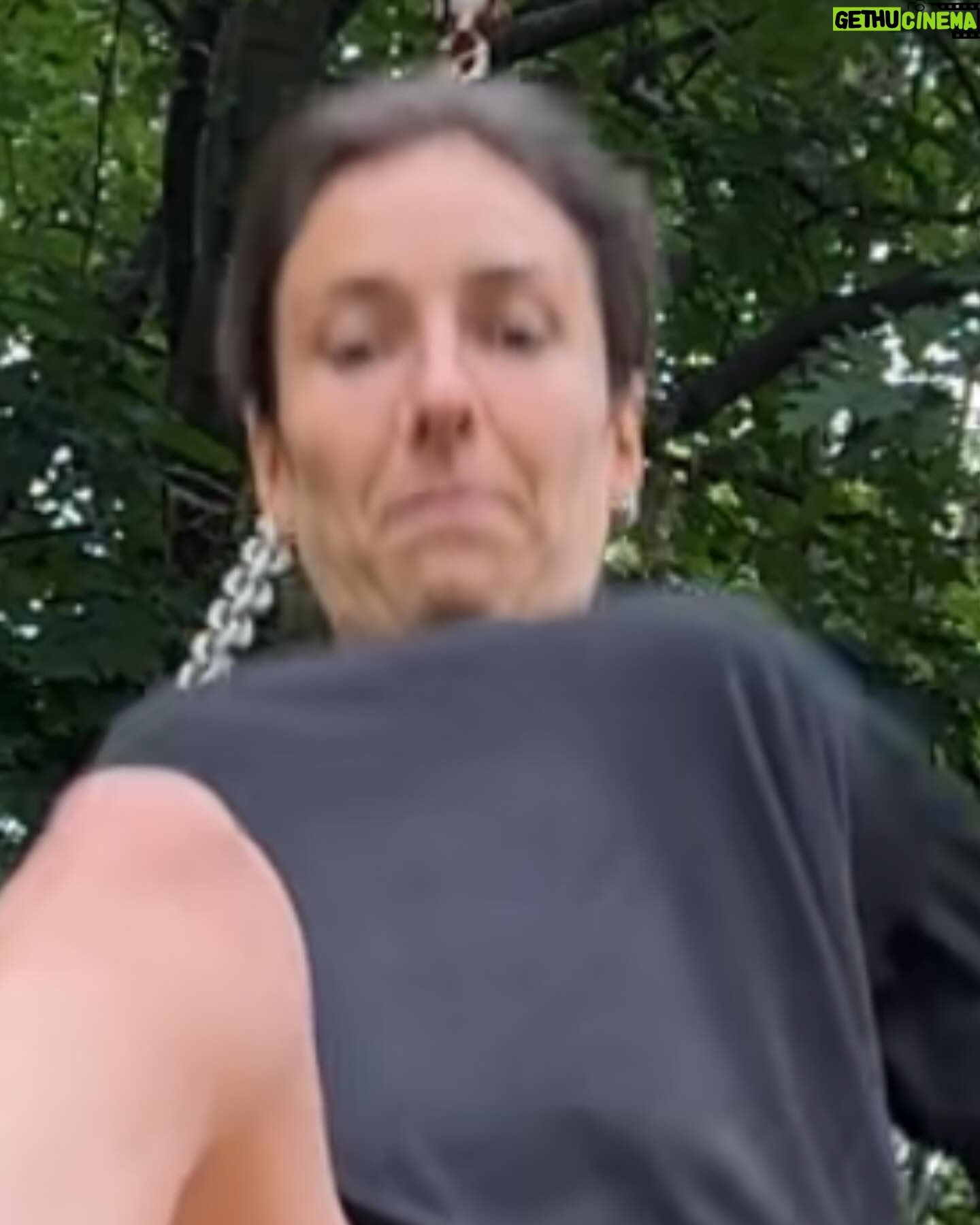 Rafaëlle Roy - 5.8K Likes - Le seul "screen time" auquel mes enfants ont droit c'est un carrousel de photos laides de leur mère casté sur la télé.
Joke.
Mais n'oublions pas que ça aussi, ça existe.
Bisous bisous bisous ❤️
Et surtout, bonne journée internationale des droits de TOUTES les femmes. We ALL matter.
Ok bye!!!!!!!