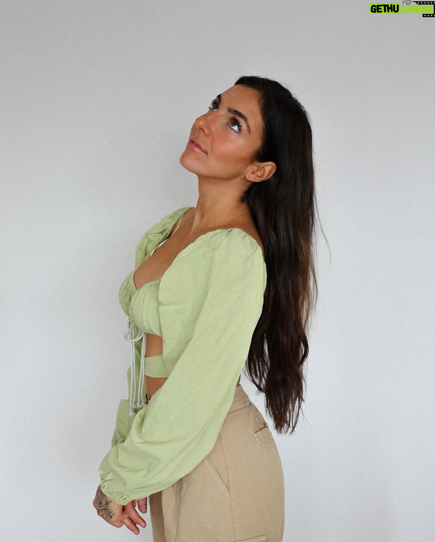 Rafaëlle Roy - 8.1K Likes - Rafi dans sa féminité, son pouvoir, unapologetically (or working towards it hihi) ✨
Fait longtemps que je rêve d'avoir plus que 4 cheveux sur la tête (hi post-partum et gros stress) et j'ai finalement suivi mon intuition... and I do NOT regret!!!!! 😩🥹🤝
J'ai hâte de me shaker la tête devant un ventilateur sur le stage comme Beyonce, parce que c'est en grande partie la raison pour laquelle je voulais des longs cheveux épais, mais en attendant, voici une photo de ma chevelure pas dans le vent pour vous montrer l'impeccable travail de @hair.extensions.king chez @cdextensions. Top service et résultat au-delà de mes attentes, vraiment. I feel beautiful and sexy 🥹 ça fait du bien.
Merci de m'avoir offert vos meilleurs services. Forever reconnaissante 🫶🏼