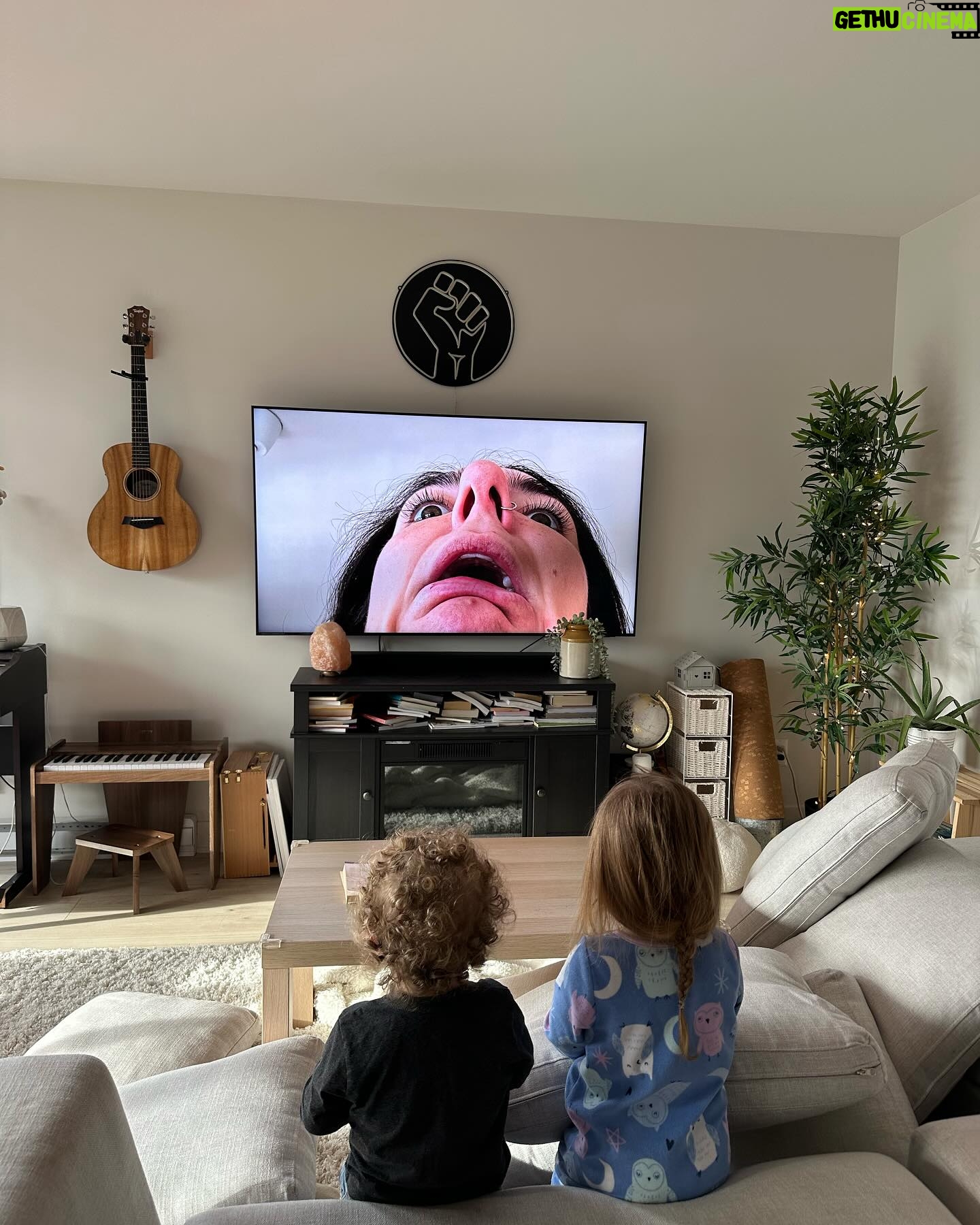 Rafaëlle Roy - 5.8K Likes - Le seul "screen time" auquel mes enfants ont droit c'est un carrousel de photos laides de leur mère casté sur la télé.
Joke.
Mais n'oublions pas que ça aussi, ça existe.
Bisous bisous bisous ❤️
Et surtout, bonne journée internationale des droits de TOUTES les femmes. We ALL matter.
Ok bye!!!!!!!