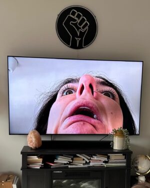 Rafaëlle Roy Instagram - Le seul "screen time" auquel mes enfants ont droit c'est un carrousel de photos laides de leur mère casté sur la télé. 

Joke.

Mais n'oublions pas que ça aussi, ça existe. 

Bisous bisous bisous ❤️
Et surtout, bonne journée internationale des droits de TOUTES les femmes. We ALL matter. 

Ok bye!!!!!!!