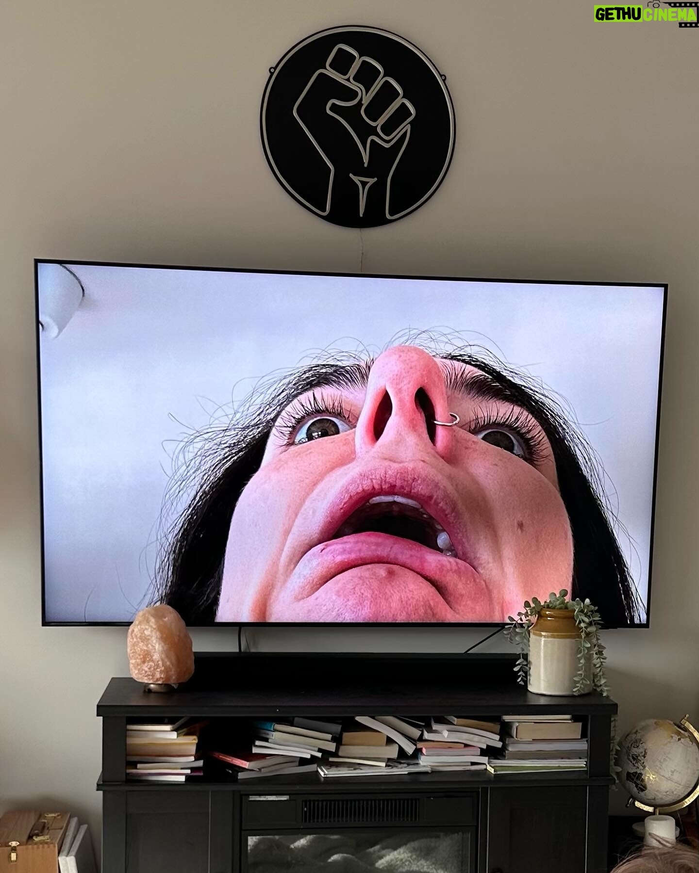 Rafaëlle Roy - 5.8K Likes - Le seul "screen time" auquel mes enfants ont droit c'est un carrousel de photos laides de leur mère casté sur la télé.
Joke.
Mais n'oublions pas que ça aussi, ça existe.
Bisous bisous bisous ❤️
Et surtout, bonne journée internationale des droits de TOUTES les femmes. We ALL matter.
Ok bye!!!!!!!
