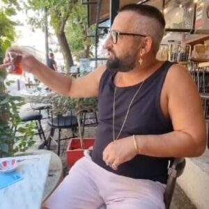 Ragga Oktay Instagram - Bu çayın bambaşka bir anlamı var.
Bu çayı Atatürk'ümüzün doğup büyüdüğü sokakta, hatta tam evinin önünde içiyorum.
Her geldiğimde acayip tuhaf oluyorum.
Bunu vatanını sevmeyen kimse anlayamaz.
Bu sevgi insanlık sevgisi, bu sevgi özgürlük sevgisi, bu sevgi insanlık adına bir devrim,  saygı ve barış sevgisi.

Burayı koruyan, hem Türk hem de misafirperver komşumuz Yunan yetkililere ülkemiz adına sonsuz teşekkür ediyorum.

#Atatürk #Türkiye #Ellada #Yunanistan #thessaloniki 
#Selanik 🇹🇷🇬🇷