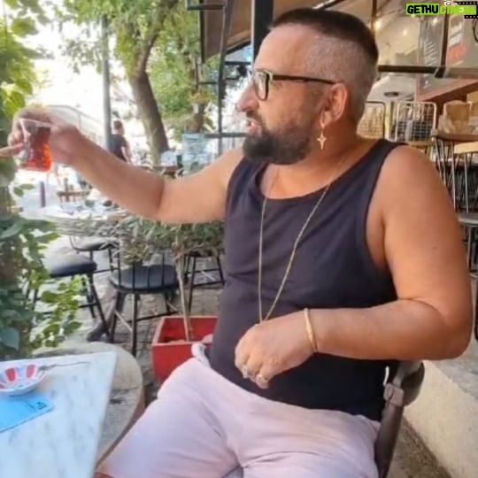 Ragga Oktay - 3 Likes - Bu çayın bambaşka bir anlamı var.
Bu çayı Atatürk'ümüzün doğup büyüdüğü sokakta, hatta tam evinin önünde içiyorum.
Her geldiğimde acayip tuhaf oluyorum.
Bunu vatanını sevmeyen kimse anlayamaz.
Bu sevgi insanlık sevgisi, bu sevgi özgürlük sevgisi, bu sevgi insanlık adına bir devrim, saygı ve barış sevgisi.
Burayı koruyan, hem Türk hem de misafirperver komşumuz Yunan yetkililere ülkemiz adına sonsuz teşekkür ediyorum.
#Atatürk #Türkiye #Ellada #Yunanistan #thessaloniki
#Selanik 🇹🇷🇬🇷