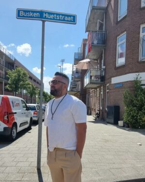 Ragga Oktay Instagram - Gettonun ortası.. doğup büyüdüğüm sokak...
Burada neler yaşandı bitti..
Kimler geldi kimler geçti..
90lı yılların ortasında buraları komple yıktılar. Tüm izler neredeyse silindi gitti. 
Sokağın ise sadece yüzde 2si kaldı.
Ama hatıraları hep içimizde ve öyle de kalacak.
Çünkü buralardan beslendim ve yine buralar beni sizlerle buluşturdu

#rotterdam #spangen #west