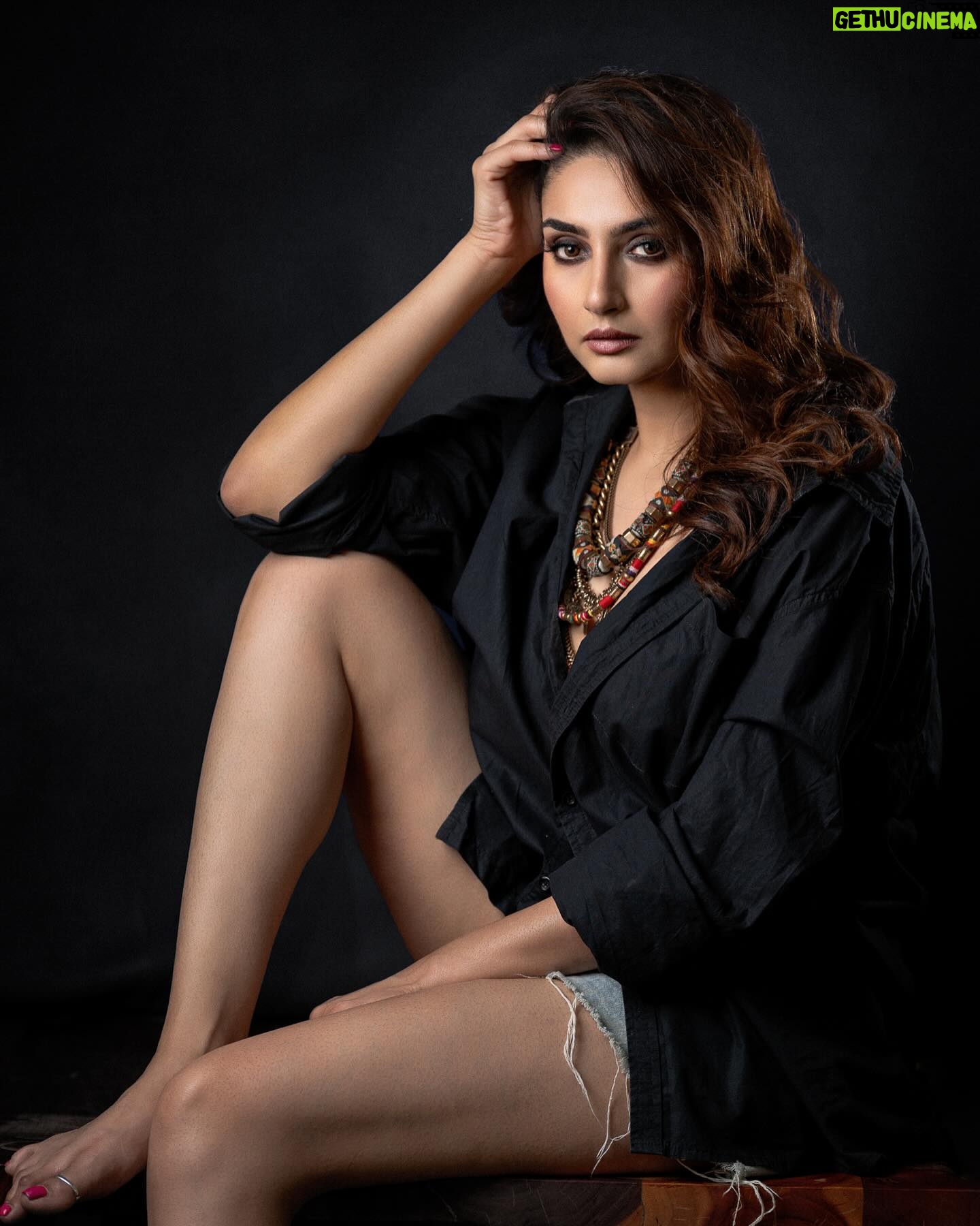 Ragini Dwivedi - 26.6K Likes - BLACK clothes coffeeeee moooood 🕶️🎬🕶️
Shot by @kiran.venkataramanappa
Outfit n styling @styleitupwithalisha @alishaa.m0
Makeup n hair @prettyumakeovers
Amazing shoot space @jadehospitainment
#raginidwivedi #actorlife #actor #influencer #poser #shoooting #shootlife #trendingreels #trending #trendingnow #trendsetter #viralpost #viralposts #editorial #model #stylish