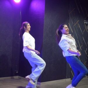 Ragini Prajwal Instagram - Appreciation post Alert!❤️📢
.
@poshiniz!  A true asset to @u_rhythmix! Not just do we vibe because we dance together, but there is understanding, respect, admiration, trust & undue love that we share as friends, faculty and dancers! We have so much in common and yet so different! Thank you for spreading the right spirit @u_rhythmix! The students love you!
Big big hugs darling!🥰
#iykyk
.
Thank you for this fun choreography! Our students are waiting to learn it!👌💯
.
Videography by @kabir_photography___