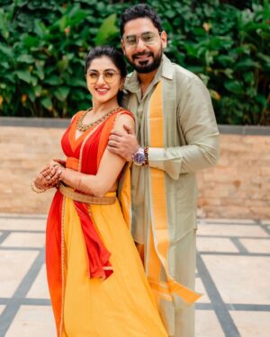 Ragini Prajwal Instagram - Blending traditions, celebrating love at the "Canasu" Haldi celebrations!✨️

Fusion of cultures, colors, and joy wearing traditional gold jewellery with a modern touch to a langa dhavani! ( This was my kathak Rangapravesh skirt that I had worn in 2013, which was redesigned with this beautiful blouse by @prathi.creations 🤩)

Uniting traditions and creating perfect memories!

Jewellery: @aabushanjewellery1941
Outfit: @prathi.creations
Styling: @makeup_by_preeya
MUA: @aadhyaraajmakeupartist1
Photography: @onehorizonproductions