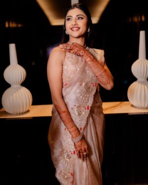 Ragini Prajwal Instagram - Wearing this exquisite fine diamond jewelry from @Aabushanjewellery1941 for my sister’s reception. 
.
This exquisite peice personifies elegance with simplicity!
@Aabushanjewellery1941, making me shine!✨️
.
Canasu Reception celebrations!

Jewellery: @aabushanjewellery1941
Outfit: @prathicreations
Make Up & Styling: @⁨Preeya Make Up⁩ 
Photography: @onehorizonproductions

#aabushan #ragini #wedding #jewellery #jewel #diamonds #reception #south #southindia  #marriage