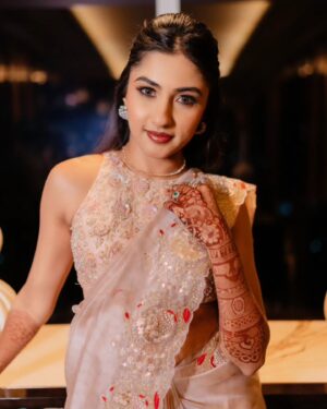 Ragini Prajwal Instagram - Wearing this exquisite fine diamond jewelry from @Aabushanjewellery1941 for my sister’s reception. 
.
This exquisite peice personifies elegance with simplicity!
@Aabushanjewellery1941, making me shine!✨️
.
Canasu Reception celebrations!

Jewellery: @aabushanjewellery1941
Outfit: @prathicreations
Make Up & Styling: @⁨Preeya Make Up⁩ 
Photography: @onehorizonproductions

#aabushan #ragini #wedding #jewellery #jewel #diamonds #reception #south #southindia  #marriage