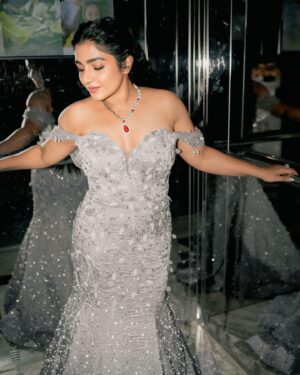 Rajisha Vijayan Instagram - Wrapped in stardust 💫
@filmfare 

Team: 
Outfit - @poojapeshoriaofficial @viralmantra
Jewelry - @aquamarine_jewellery
Styled by @theitembomb
MUAH : @laxmi_saneesh 
📸 @sbk_shuhaib
Coordinated by @shaneemz 

#filmfare #rajisha_vijayan