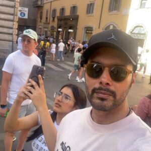 Rajneesh Duggal Instagram - I thot y not #mondaypinks ?!? 🌸🌸👚
##rome #italy