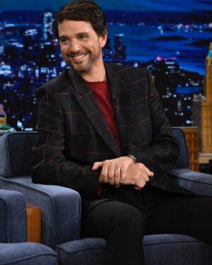 Ralph Macchio Instagram - Last night on @fallontonight special presentation to @jimmyfallon #fallontonight @joseph.episcopo @jillfritzopr @jillfritzopr @sfertelmes @cobrakaiseries @karatekidmovie